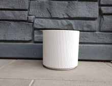 Load image into Gallery viewer, Evelyn Round Vertical Lines Planter - White
