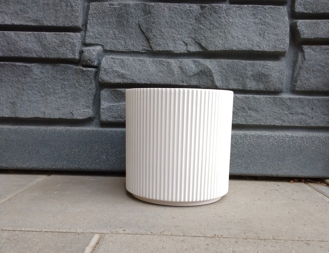 Evelyn Round Vertical Lines Planter - White